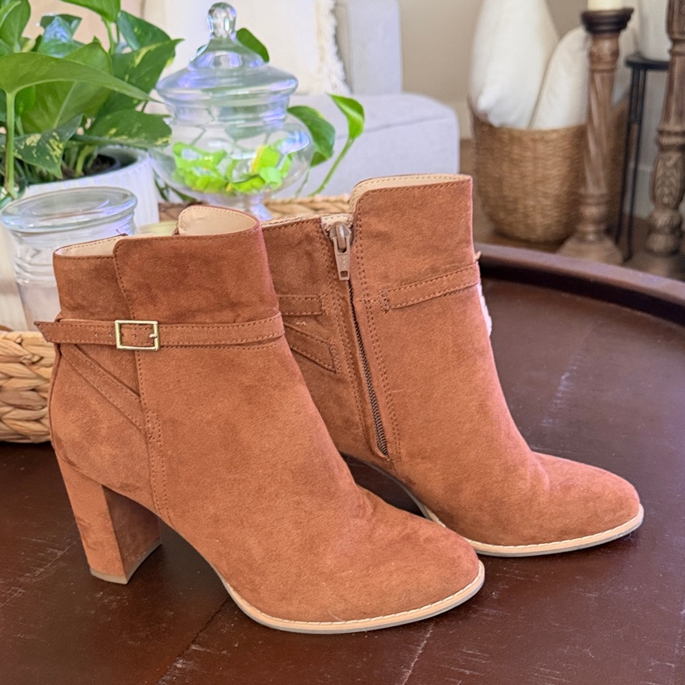 Banana Republic Women's Suede Ankle Booties in Chestnut Size 6